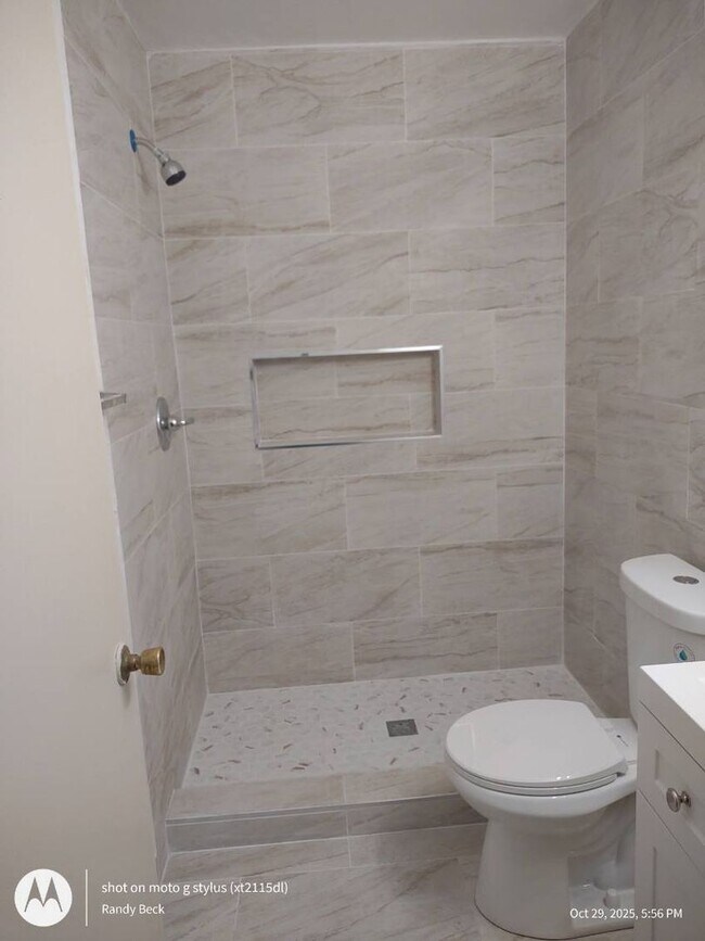 Building Photo - Spacious 2bd First Floor Apartment in 4-Plex Building