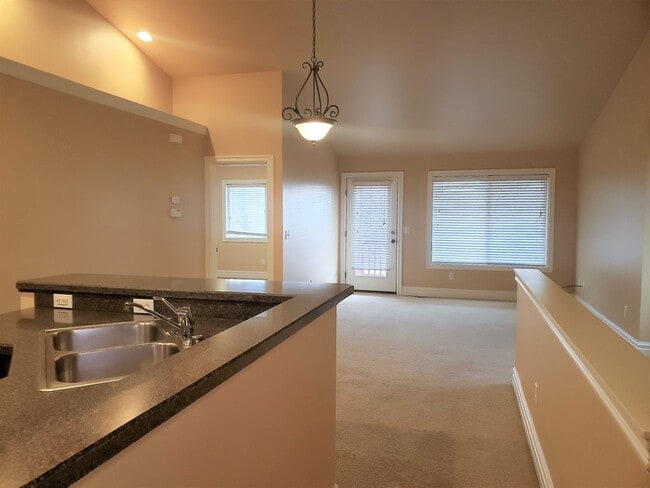 Building Photo - West-end 3 Bedroom Condo w/ Garage - End U...