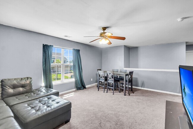 Building Photo - Beautiful & Bright 5BR Home with Large Bac...