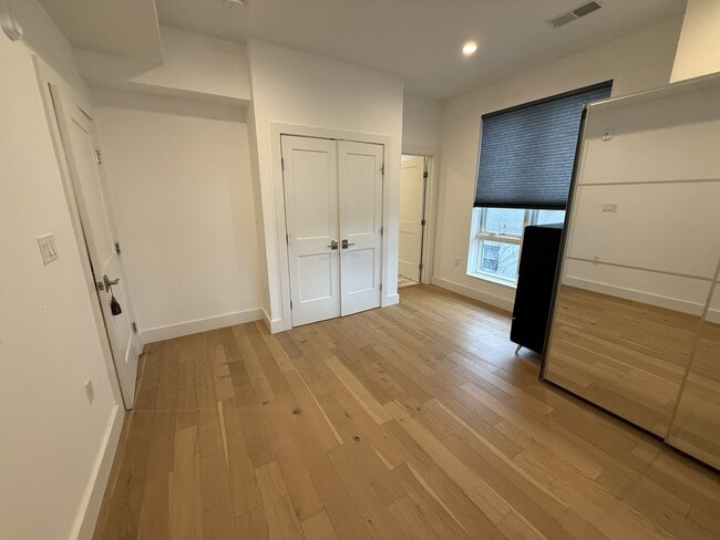 Building Photo - 946 Saratoga St