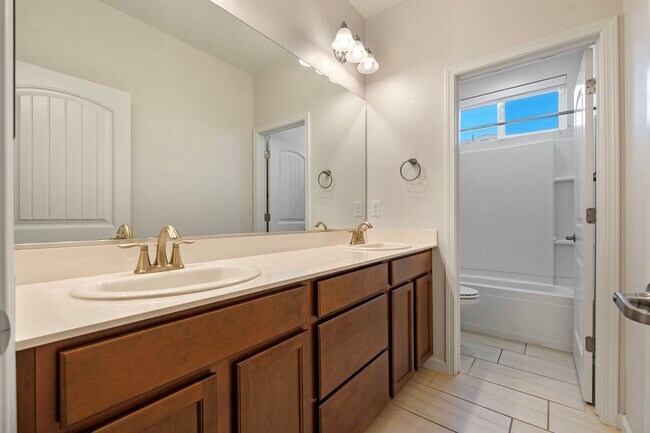 Building Photo - Welcome to this beautiful Carson City townhome available for rent