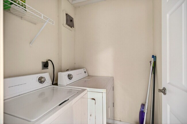 Building Photo - TDY Special! 1/1 fully furnished