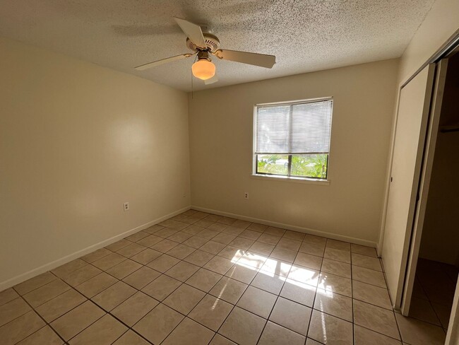Building Photo - 841 Meadow Ln