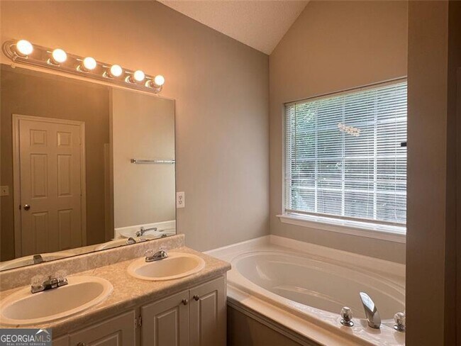 Building Photo - 4044 Robin Cir