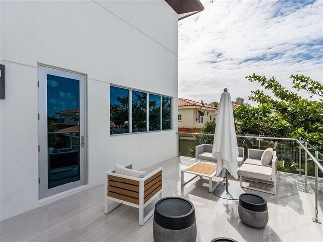 Building Photo - 240 Shore Ct