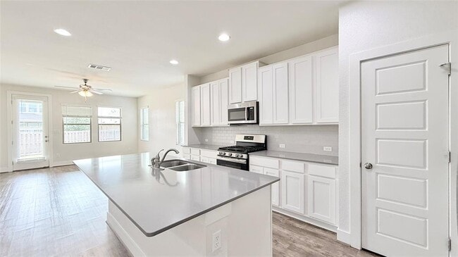 Building Photo - 600 Golden Glory Rd