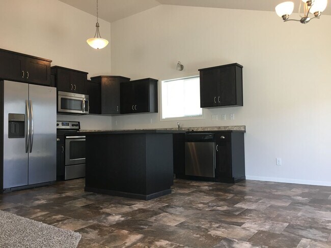 Building Photo - 3 Bed 3 Bath Single Family Home