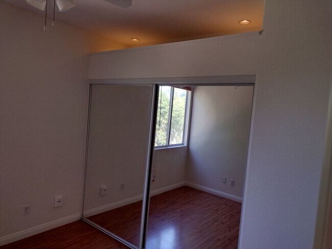 Building Photo - Bernardo Vista Del Lago