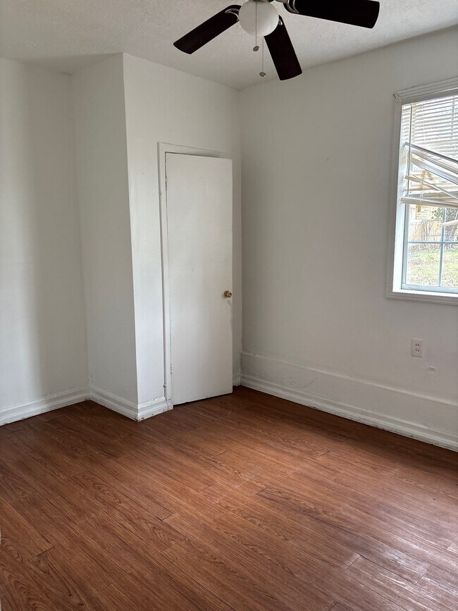 Building Photo - 1105 N McLemore Ave
