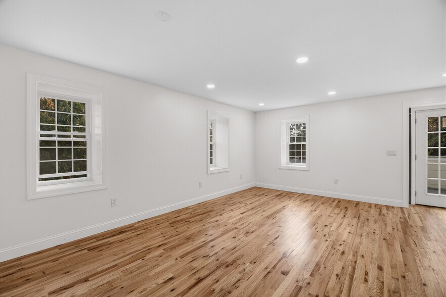 Building Photo - 131 W Walnut Ln