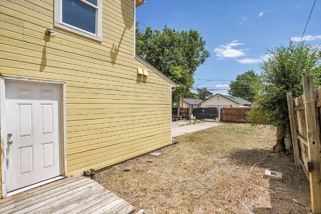 Building Photo - $2,465.00, 2 bed, 1.5 bath, located in Denver