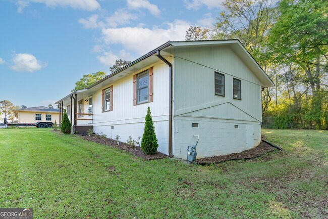 Building Photo - 2290 Pinetree Ln NE