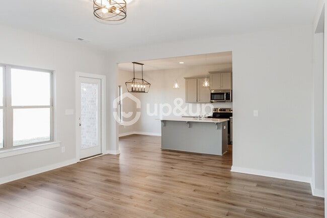 Building Photo - Fantastic 4bd/2ba home! Coming soon!