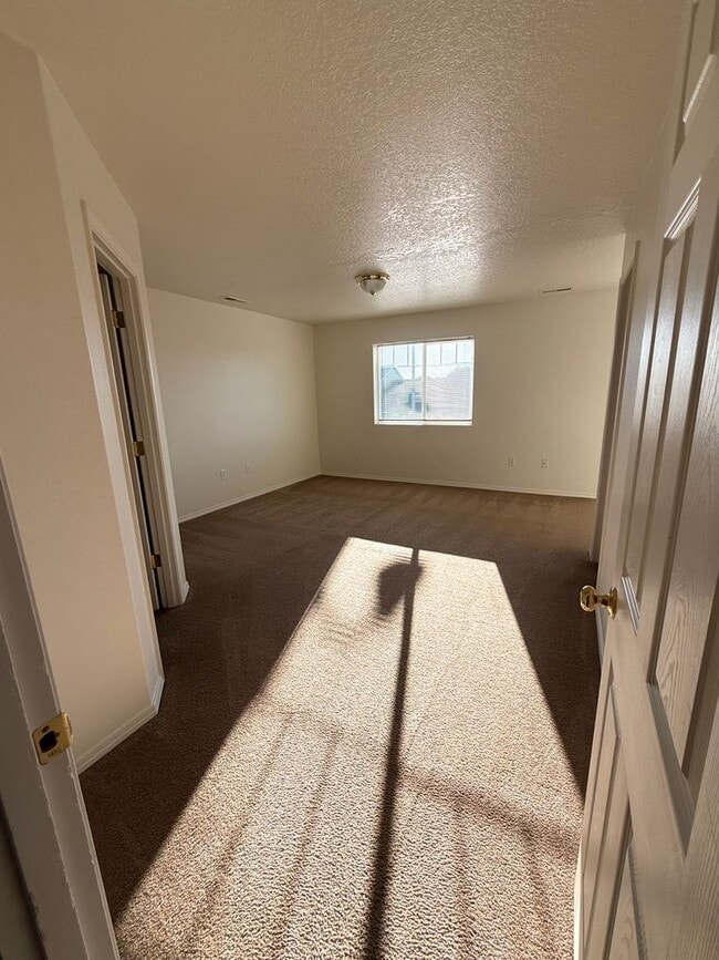 Building Photo - MOVE IN SPECIAL!!! Spacious 4-Bedroom Rent...