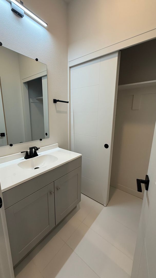 Building Photo - Modern 2-Bedroom Apartment in Gated N Port...