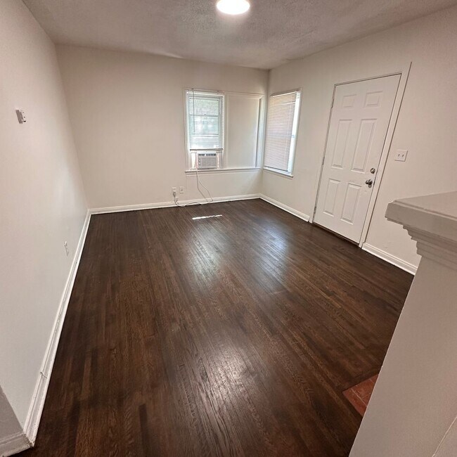 Building Photo - $525 - 1 bed / 1 bath - Duplex