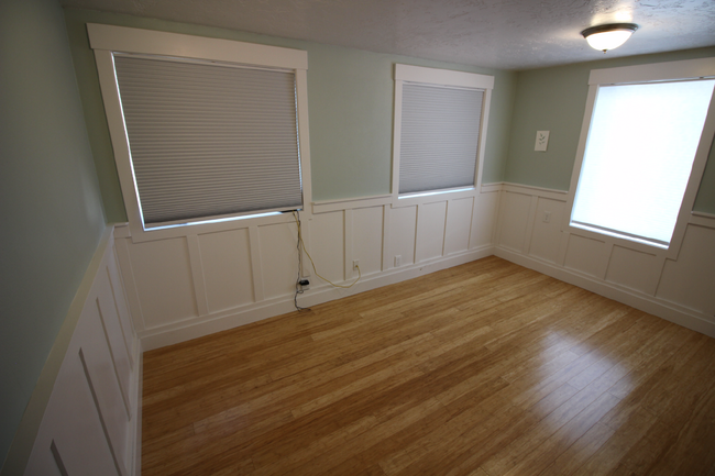 Building Photo - Spacious 3-Bedroom, 2-Bath Apartment for R...