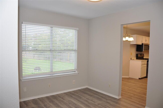 Building Photo - 800 Daffodil Dr