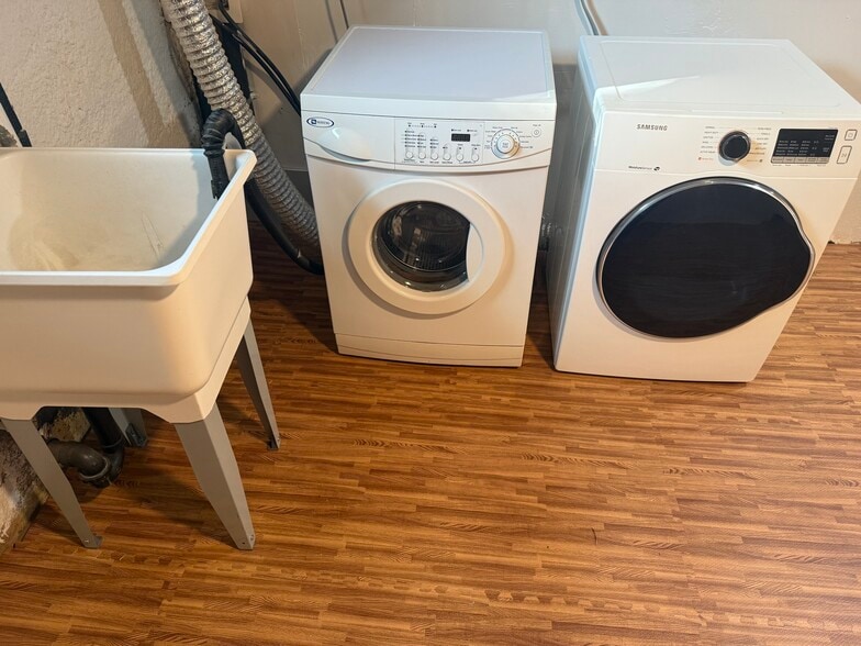 Laundry - 3123 NE 67th Ave