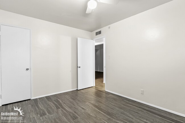 Building Photo - Charming 2Bdm 1Ba Apartment in Phoenix - MI Special
