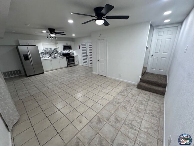 Building Photo - 839 W Orange Ave