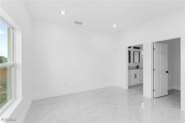 Building Photo - 837 Colyer St E