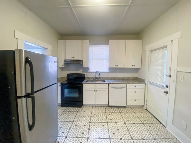 Building Photo - 2Bed/1Bath House for Rent! Available Now!