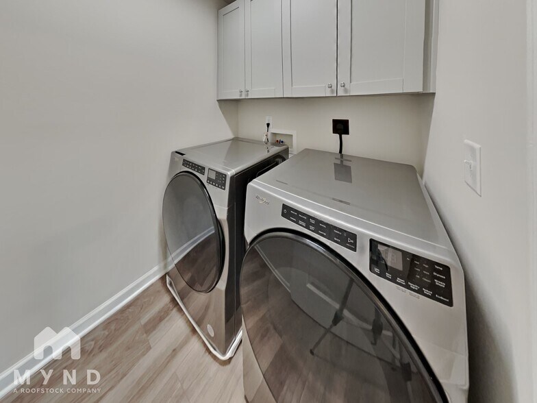 Building Photo - 136 Royal Star Wy