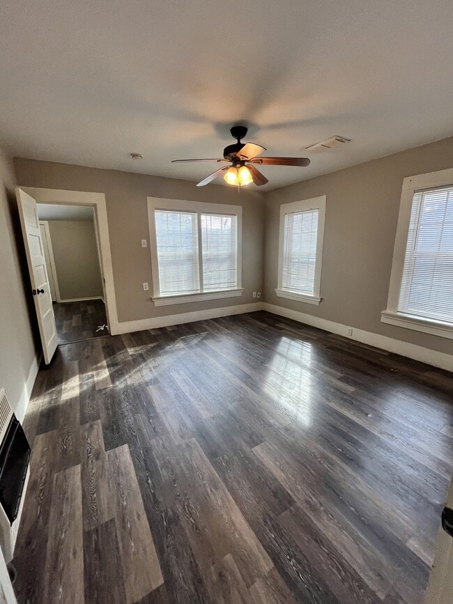 Building Photo - 916 N Austin St