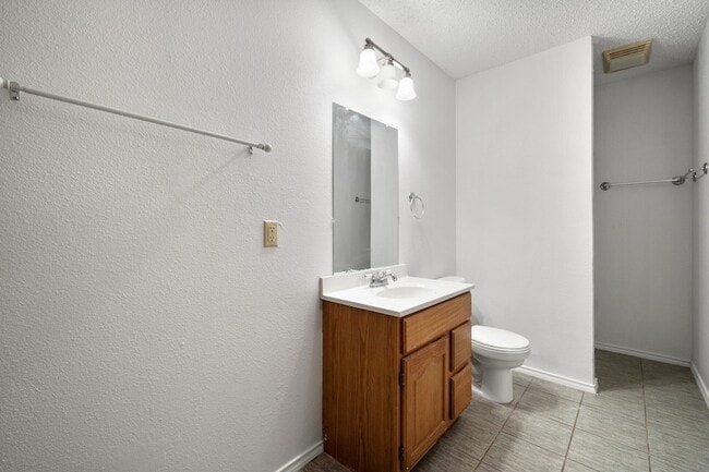 Building Photo - 6436 Ridglea Dr