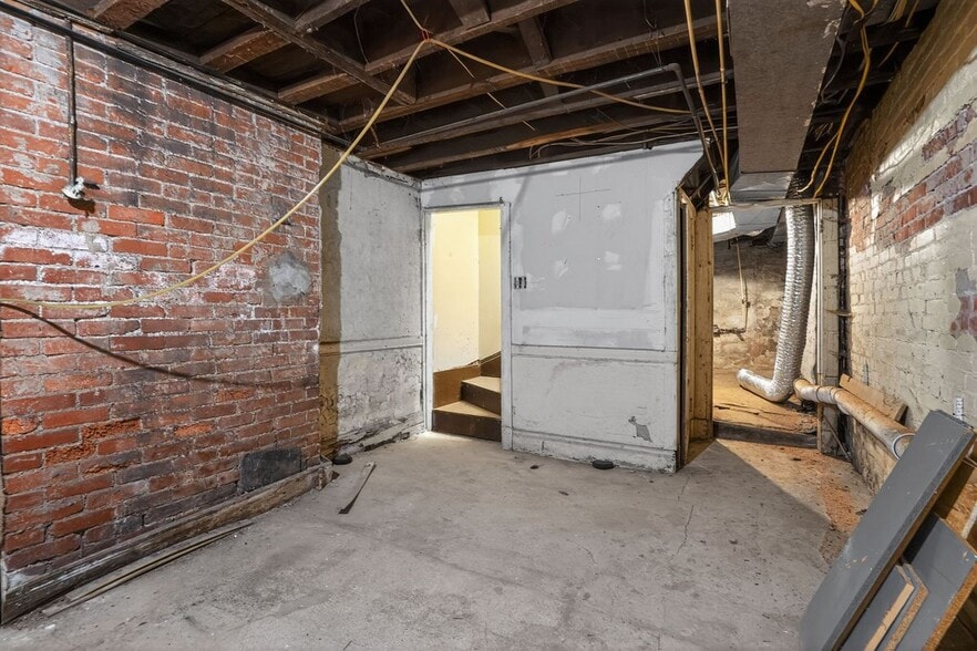 Building Photo - 553 Norman St