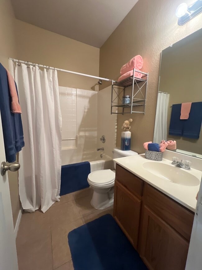 Building Photo - Updated Stunning Duplex 3/2 duplex in Burleson