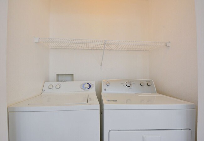 Building Photo - Beautiful two bedroom in great location