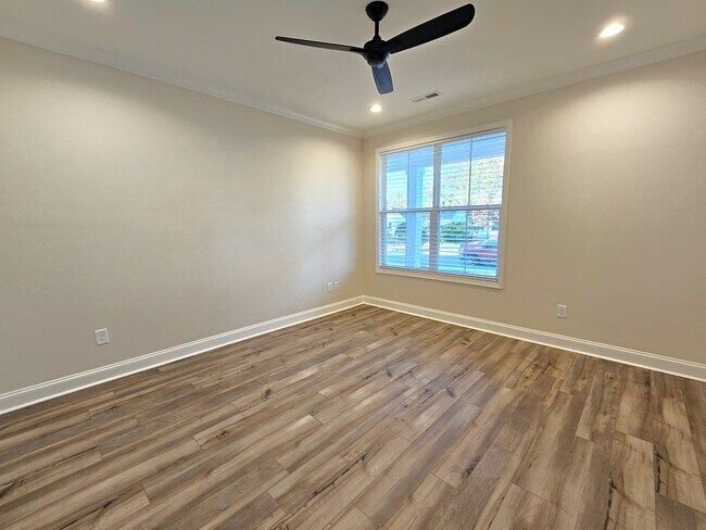 Building Photo - 411 Perry Ave