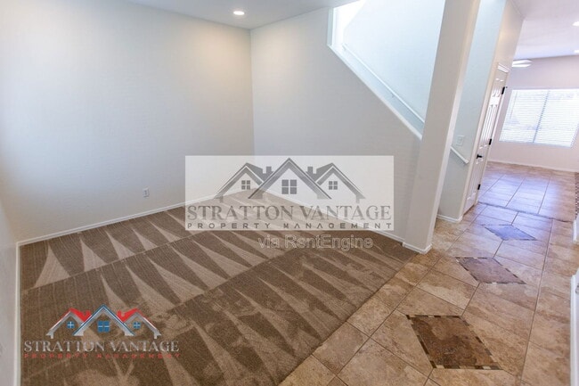 Building Photo - 484 E Cheyenne Rd