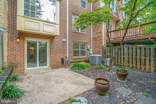 Building Photo - 2131 Kings Mill Ct