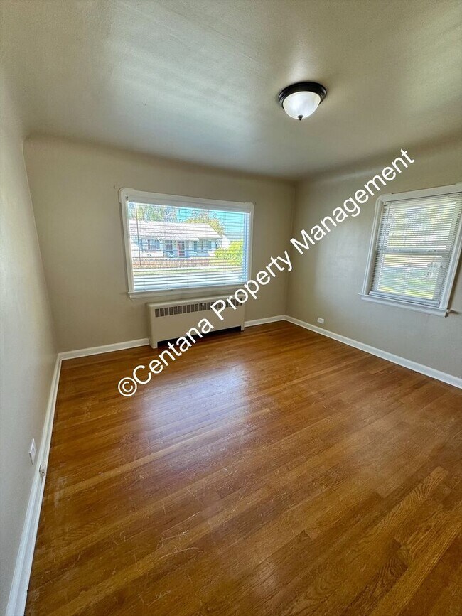 Building Photo - $500 off first months rent on 3 bed 2 bath...
