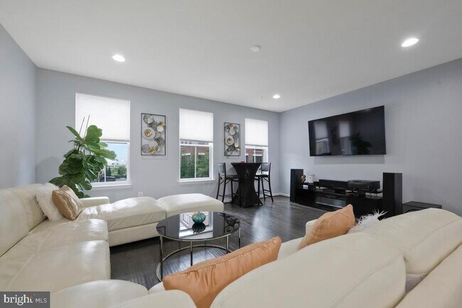 Building Photo - 518 Harborview Dr