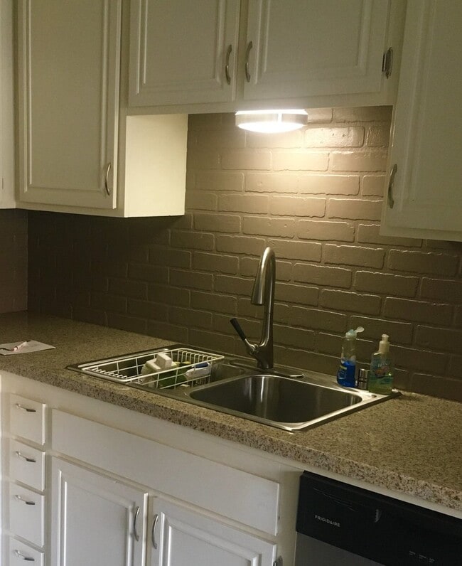 Building Photo - Valencia - Upgraded 3 bedroom, 1.5 bath condo near golf course