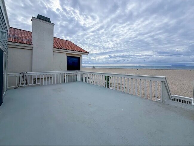 Building Photo - 4027 Ocean Dr