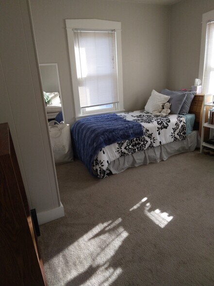 Bedroom/Living space - 35 Manor Ave