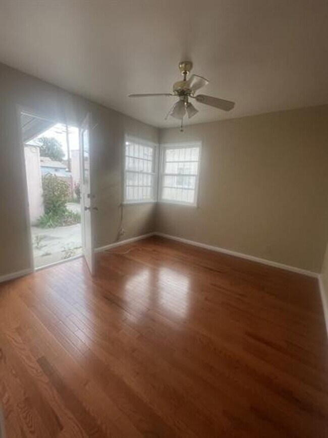 Building Photo - 1100 W 39th Pl