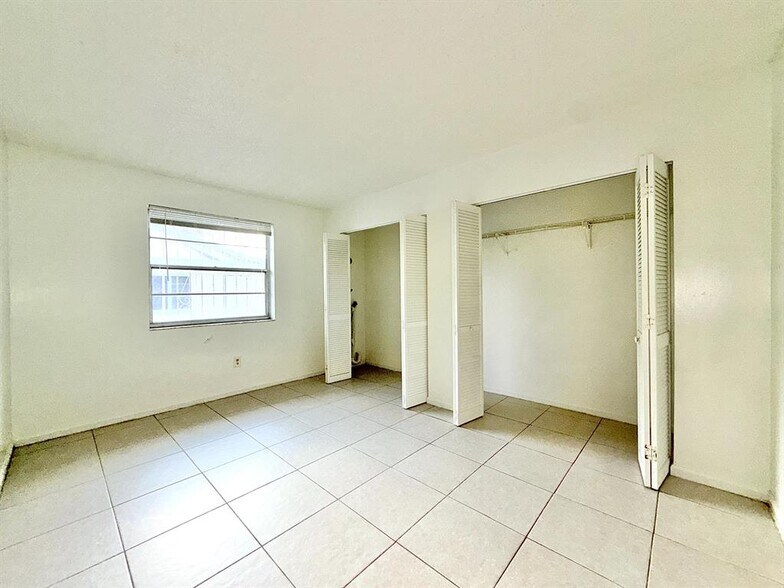 Building Photo - 800 NE 14th St