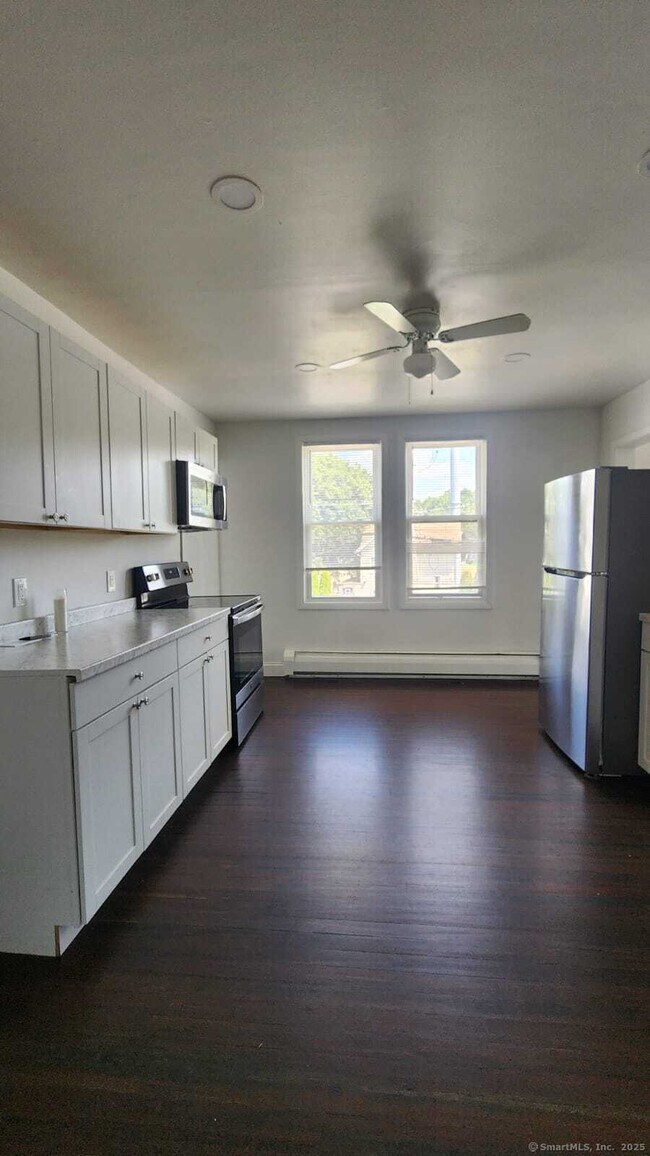 Building Photo - 305 Wakelee Ave