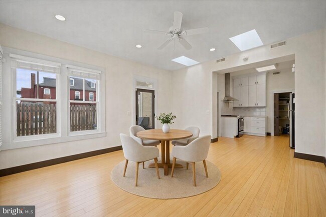 Building Photo - 415 William St