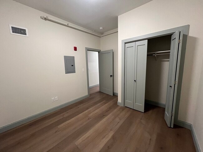 Building Photo - 160 Seabury St