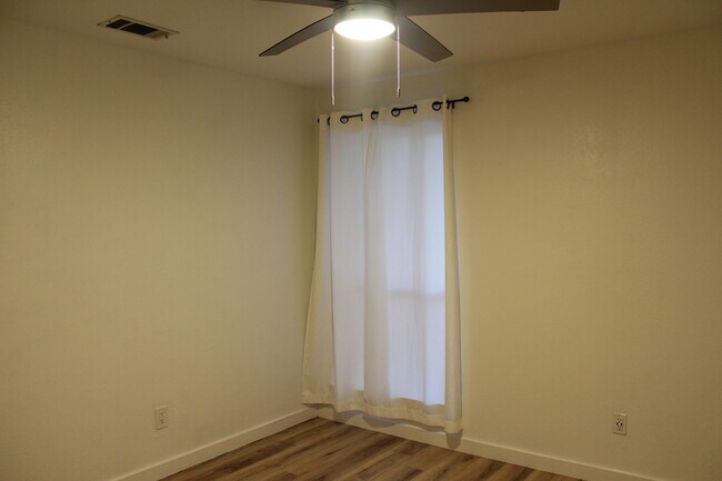 Building Photo - 2106 Rainbow Dr