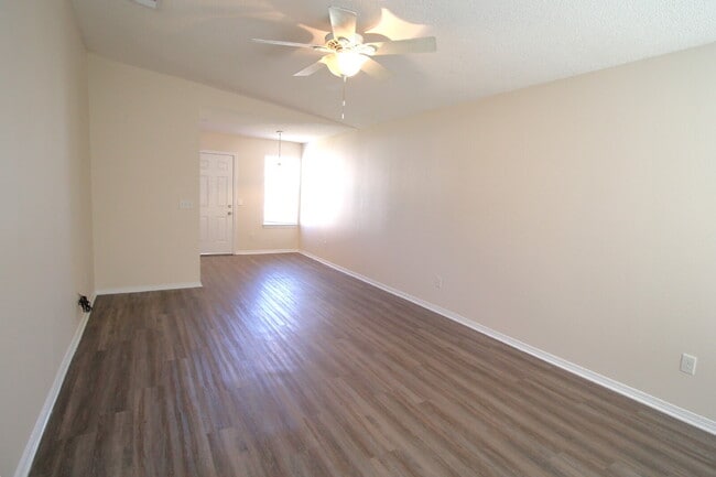 Building Photo - Move in special! 3/2 patio home with spaci...