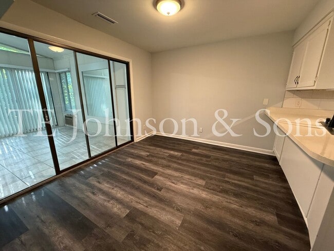 Building Photo - Cozy & Stylish 2BR Home with Fireplace, Su...