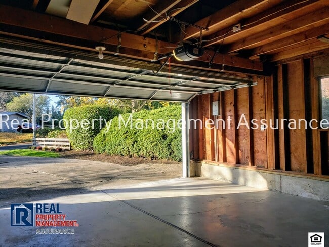Building Photo - 324 SW Frenwood Way